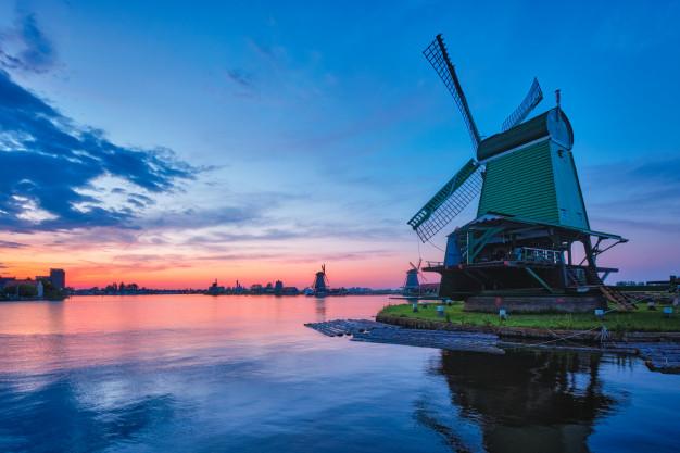 windmills-famous-tourist-site-zaanse-schans-holland-with-dramatic-sky-zaandam-netherlands_163782-5165.jpg