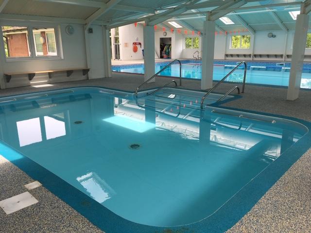 Bedales-School-zainetto-verde-piscina3.JPG