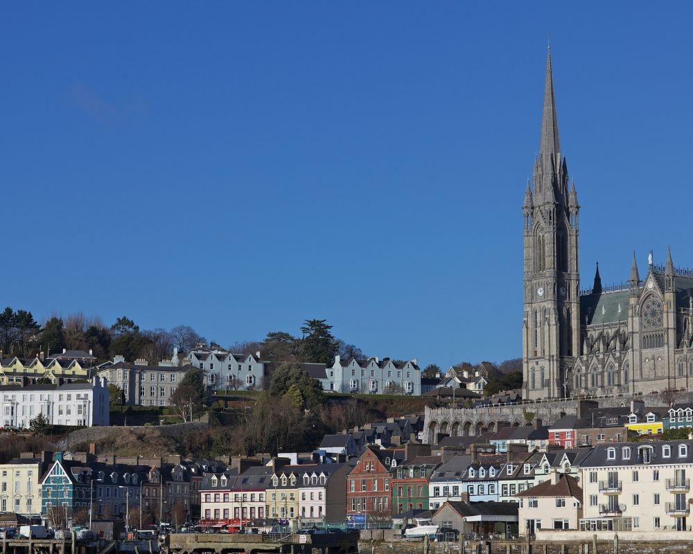 Veduta della città di Cork con cattedrale