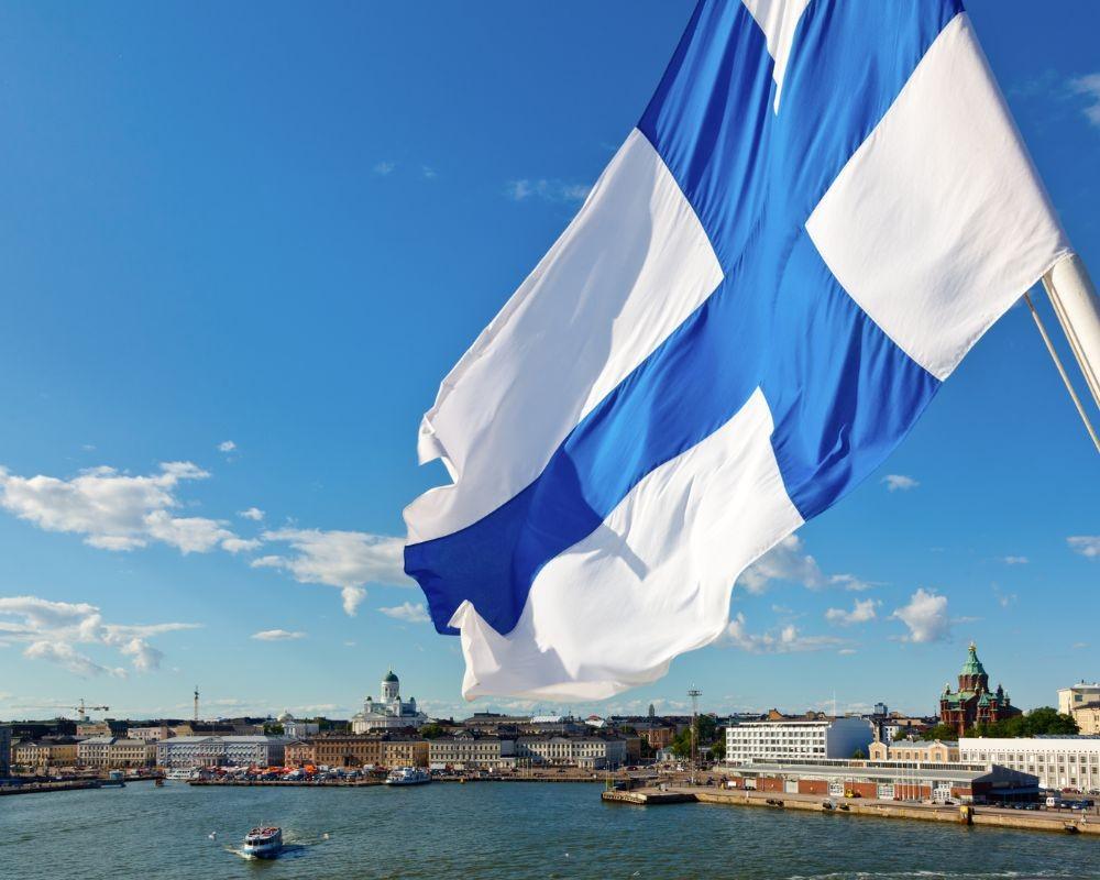Bandiera finlandese con Helsinki sullo sfondo