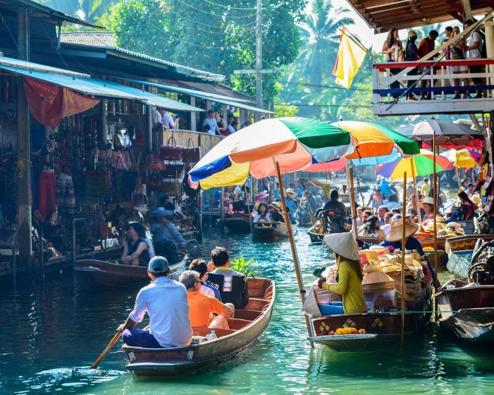 Un canale con barche in un villaggio thailandese.