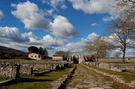 Borghi, archeologia e caprette cashmere
