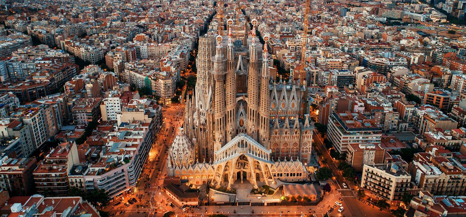 Vacanza studio a Barcellona con Zainetto Verde alla Residenzia Lofttown, aerea sulla Sagrada Familia e la città di Barcellona