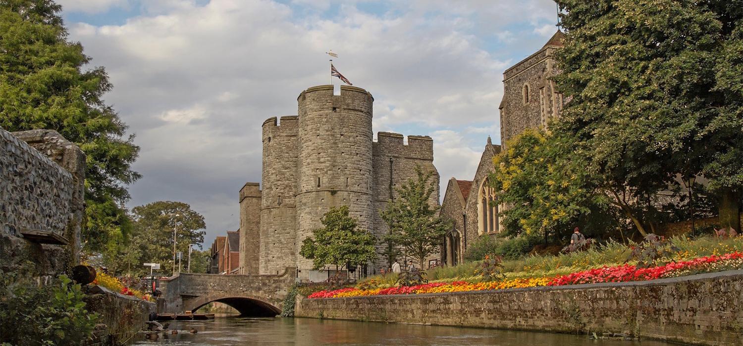 Durante la vacanza studio a Canterbury con Zainetto Verde, potrete visitare la città inglese alloggiando in una delle del luogo.