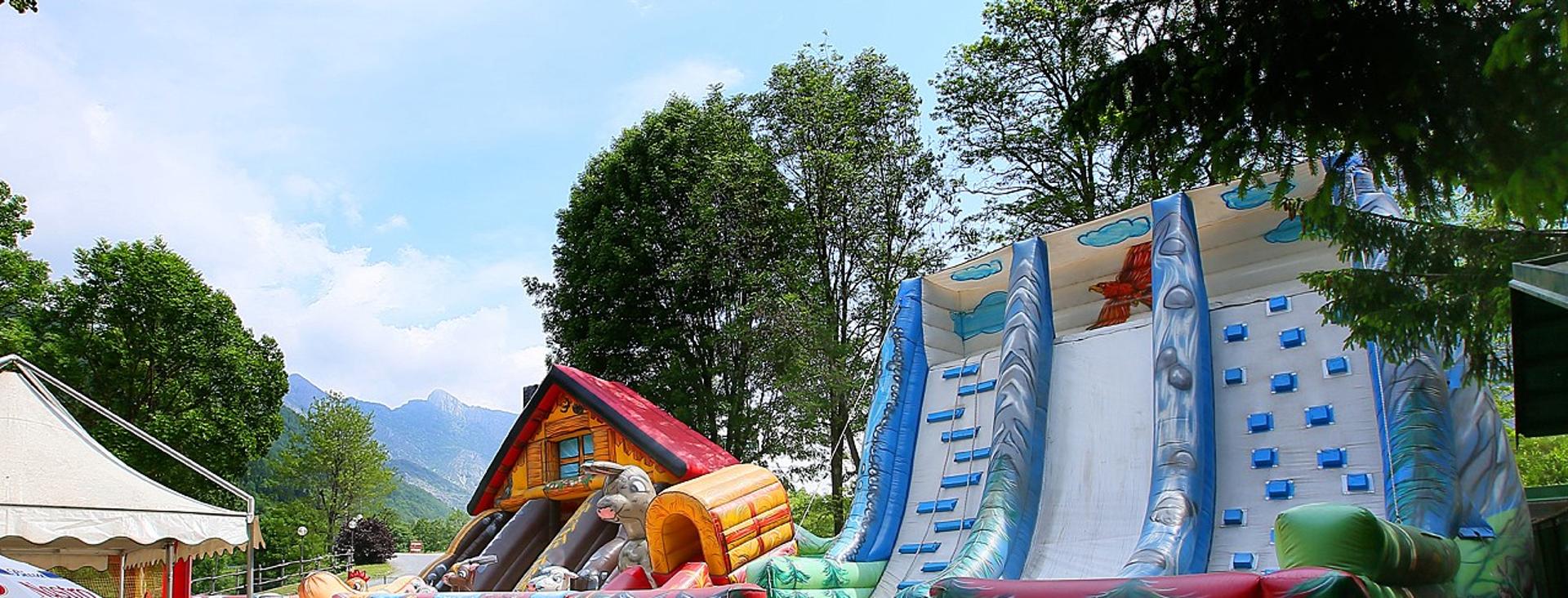 Parco giochi per bambini al coperto al parco divertimenti all - foto  d'archivio 2614557