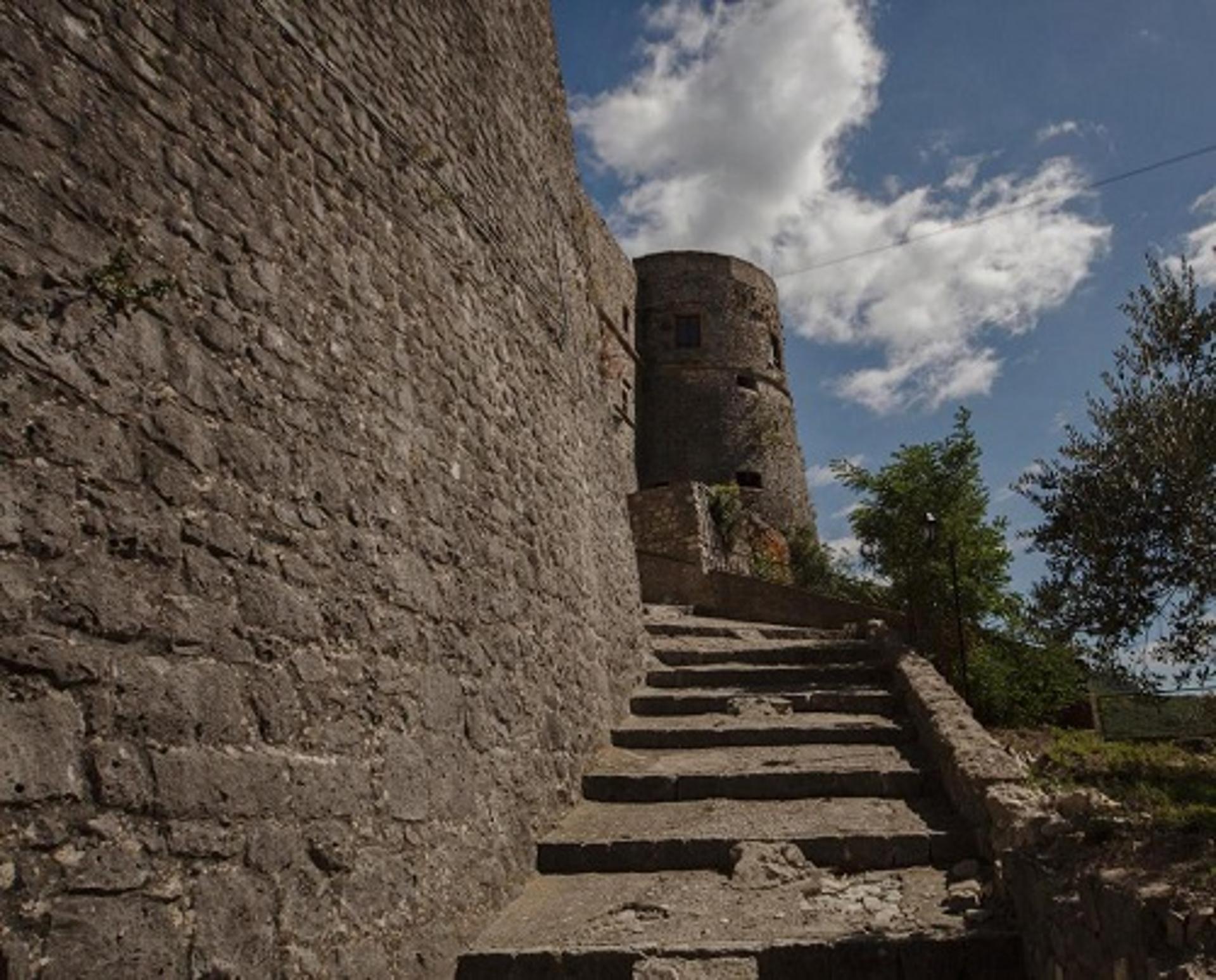 Scalinata ingresso Castello Pandone