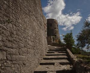Scalinata ingresso Castello Pandone