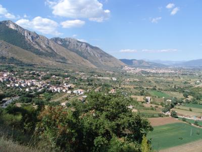 Scendendo dalle tre torri, lo scenario della piana di Venafro in lontananza