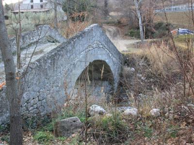 il ponticello a schiena d’asino nei pressi del mulino Scatozza sotto Agnone