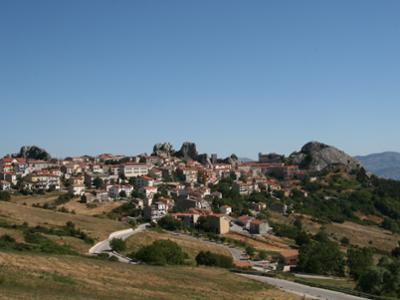 Pietrabbondante protetto dalla cerchia di guglie rocciose