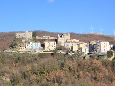 Il castello Caldora domina l’abitato di Carpinone