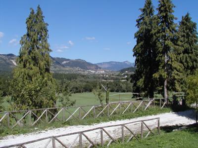 Panorama dall’area di Montedimezzo. Sullo sfomdo l’abitato di S. Pietro Avellana