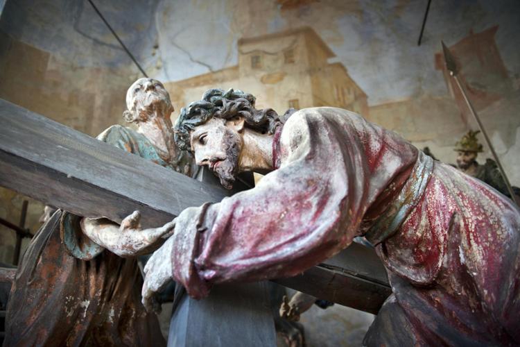 Chapelle II - Jésus est chargé de sa croix