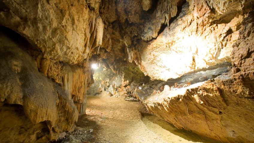 GROTTA DEI DOSSI, MERAVIGLIA MULTICOLORE